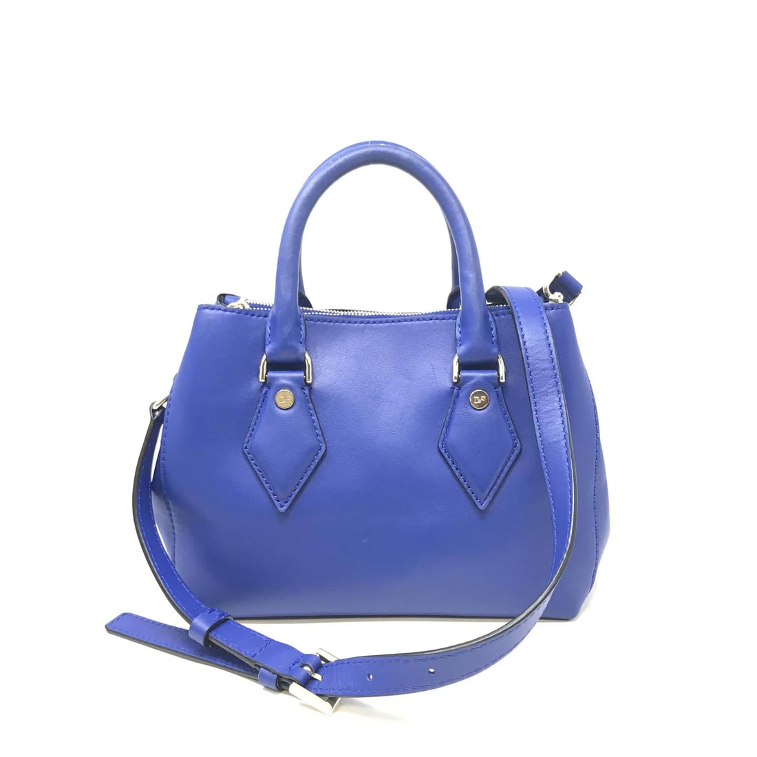 Diane von Furstenberg DVF Tan Iggy Leather Crossbody Handbag: Diane von Furstenberg DVF Tan Iggy Leather Crossbody Handbag This Diane von Furstenberg DVF Tan Iggy Saddle Bag is a stylish and functional accessory for any wardrobe. Crafted from high-quality leathe