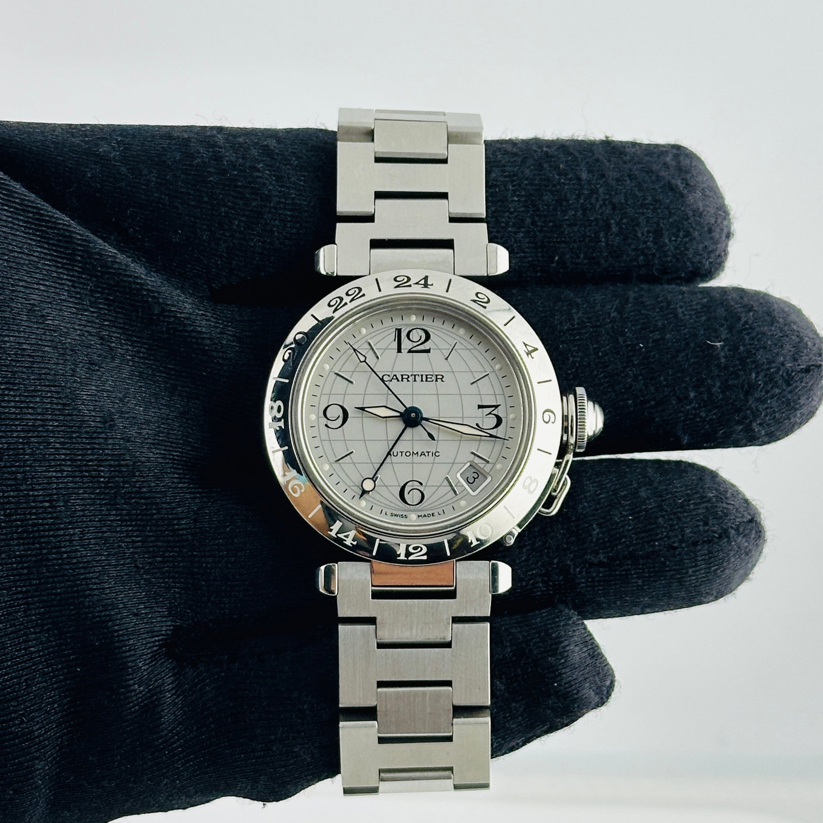 Cartier Pasha GMT Silver Dial Stainless Steel Bracelet Ref 2377 W31078M7: Cartier Pasha GMT Silver Dial Stainless Steel Bracelet Ref 2377 W31078M7 This Cartier Pasha GMT watch features a silver dial with Arabic numerals, a fixed bezel, and a stainless steel bracelet. The re