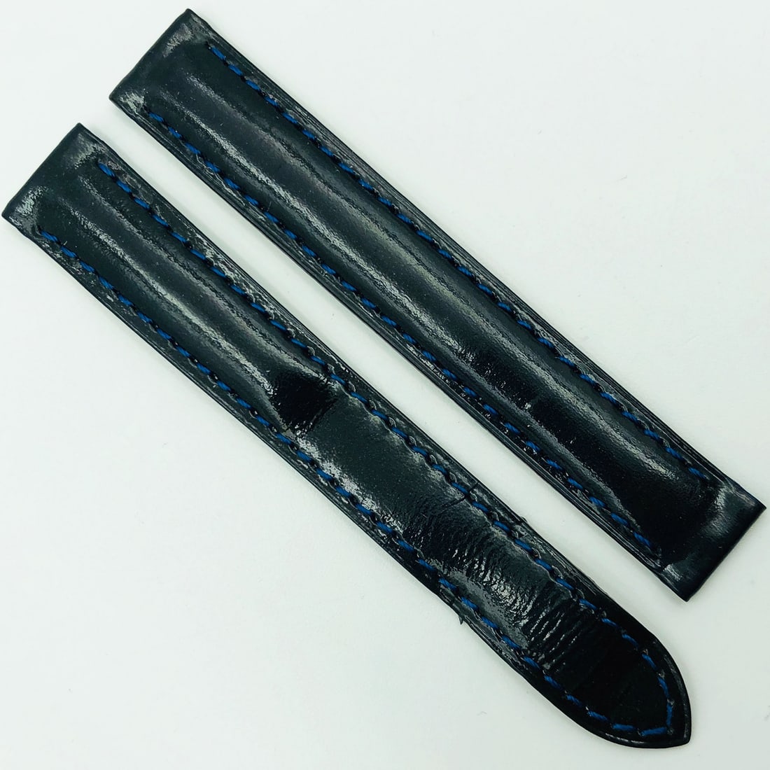 Cartier 13mm Blue Glossy Leather Deployant Watch Strap 6ALCEY01: Cartier 13mm Blue Glossy Leather Deployant Watch Strap 6ALCEY01 Elevate your timepiece with this exquisite pre-owned Cartier wristwatch band, crafted from high-quality glossy blue leather. Designed sp