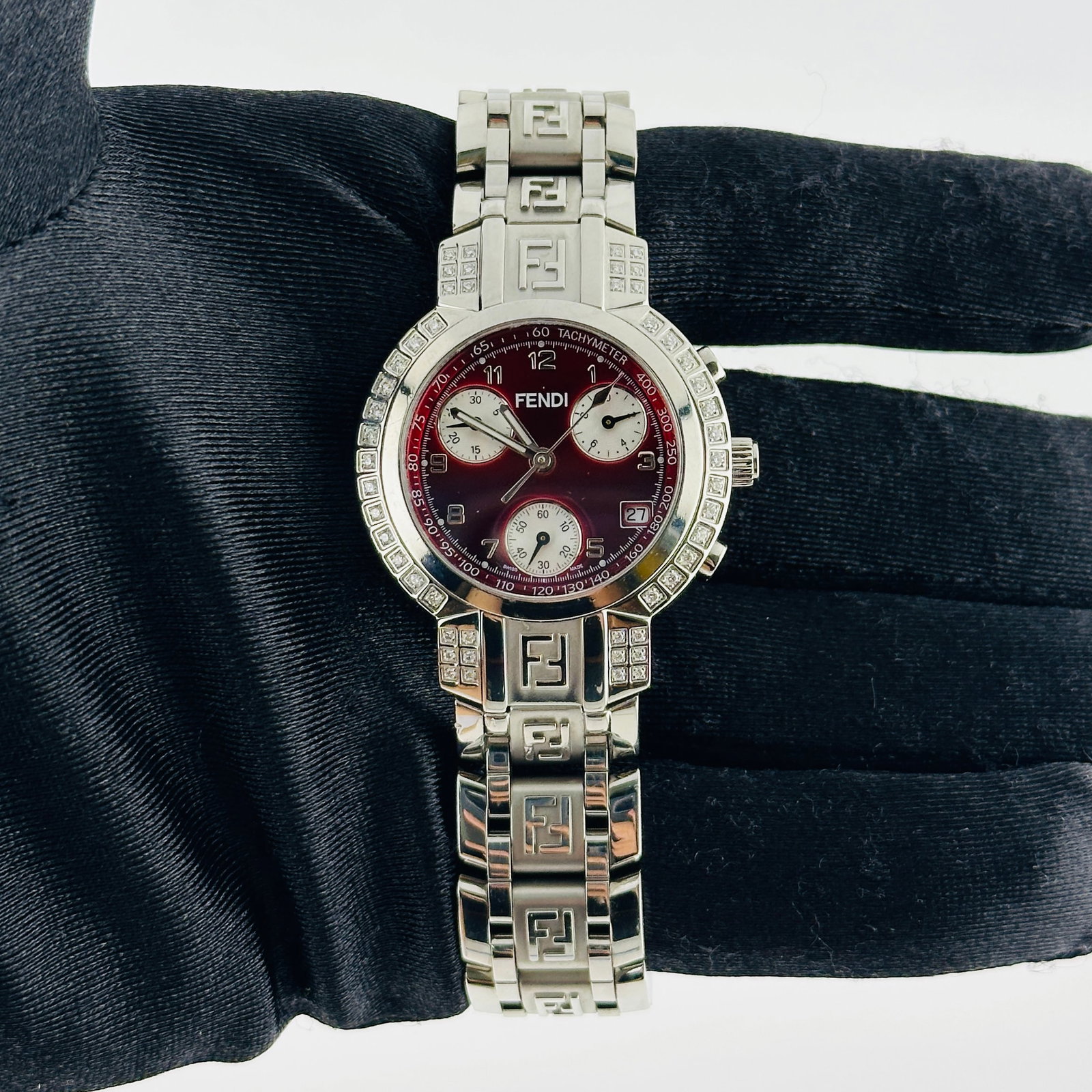 Fendi Orologi Ladies Red Dial Stainless Steel Bracelet 4500L: Fendi Orologi Ladies Red Dial Stainless Steel Bracelet 4500L This Fendi Orologi ladies' watch features a striking red dial with Arabic numerals, complemented by a smooth bezel and a stainless steel br