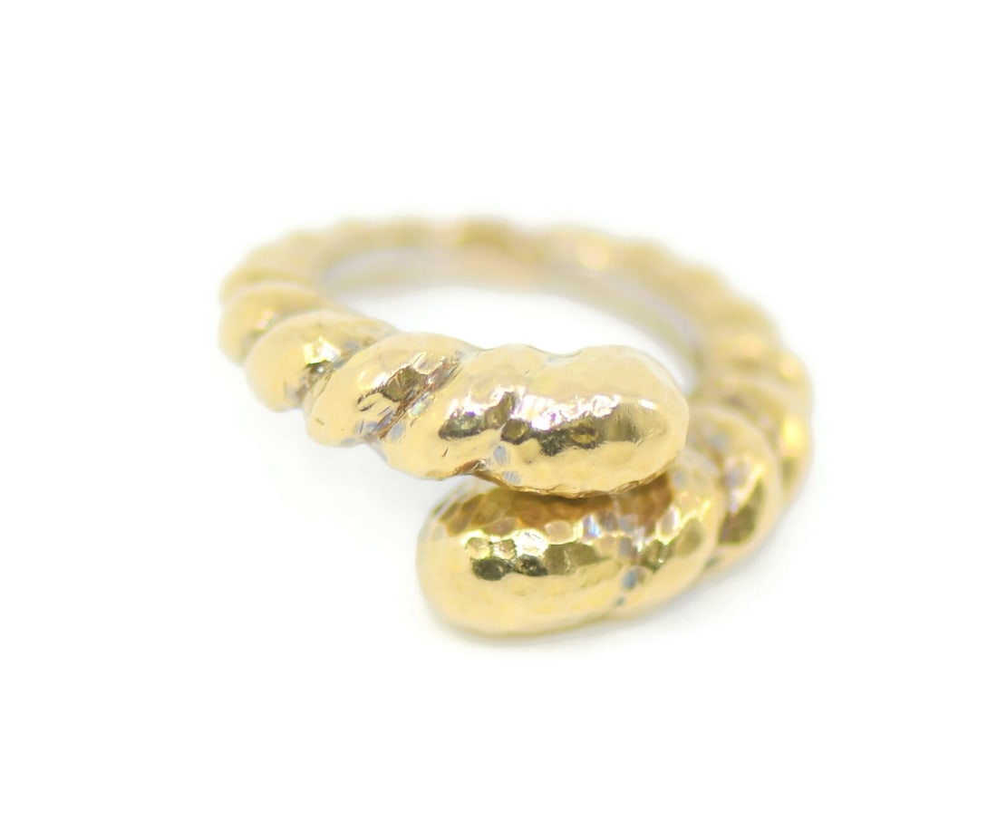 David Webb 18K Yellow Gold Ring Size 4.5 Authentic: David Webb 18K Yellow Gold Ring Size 4.5 Authentic This exquisite ring by David Webb is crafted from luxurious 18K yellow gold, showcasing a classic design that exudes elegance and sophistication. Wit