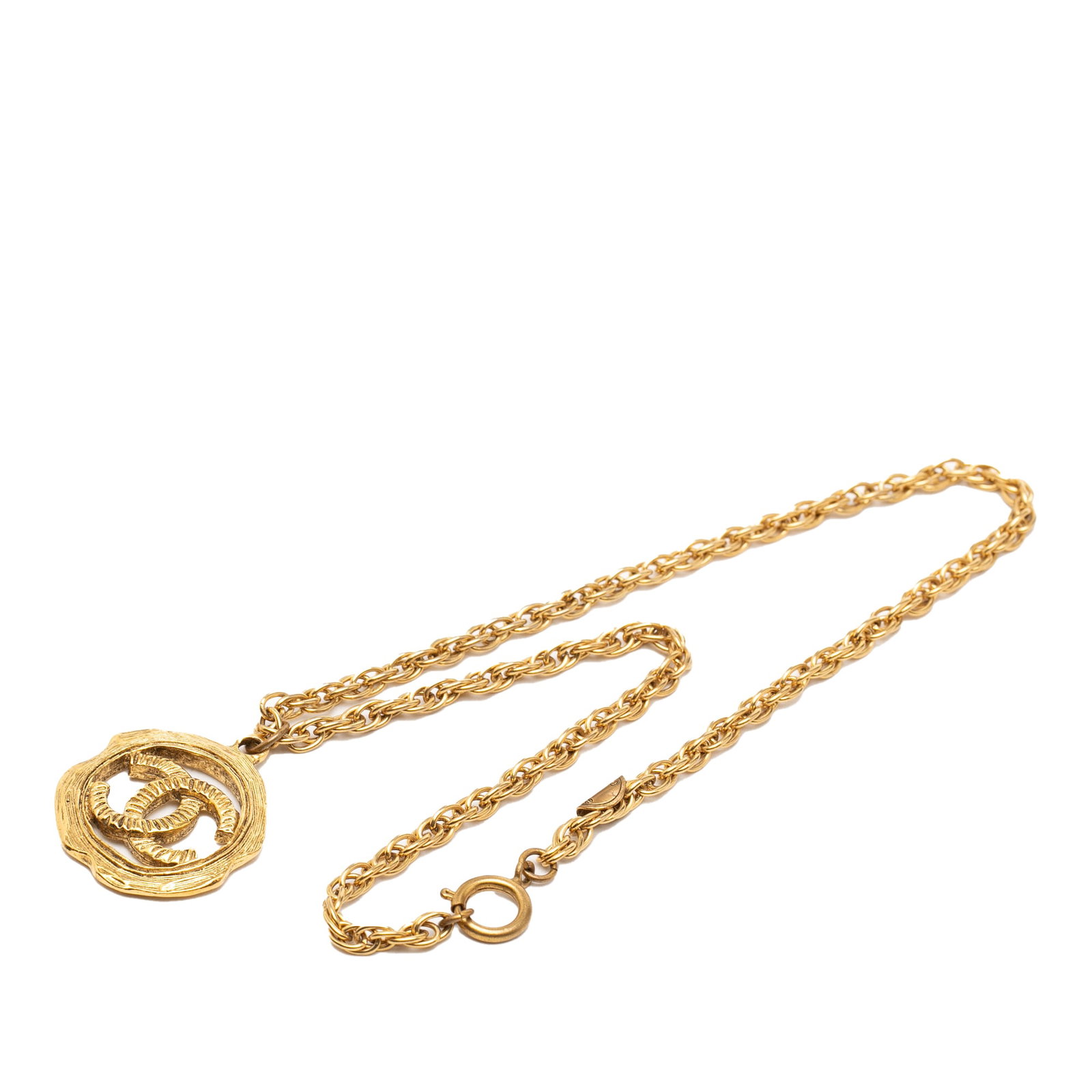 Chanel CC gold-tone round pendant necklace: Chanel CC gold-tone round pendant necklace This Chanel necklace features a gold-tone round pendant with the iconic CC logo, suspended from a matching gold-tone chain. The necklace is secured with a sp