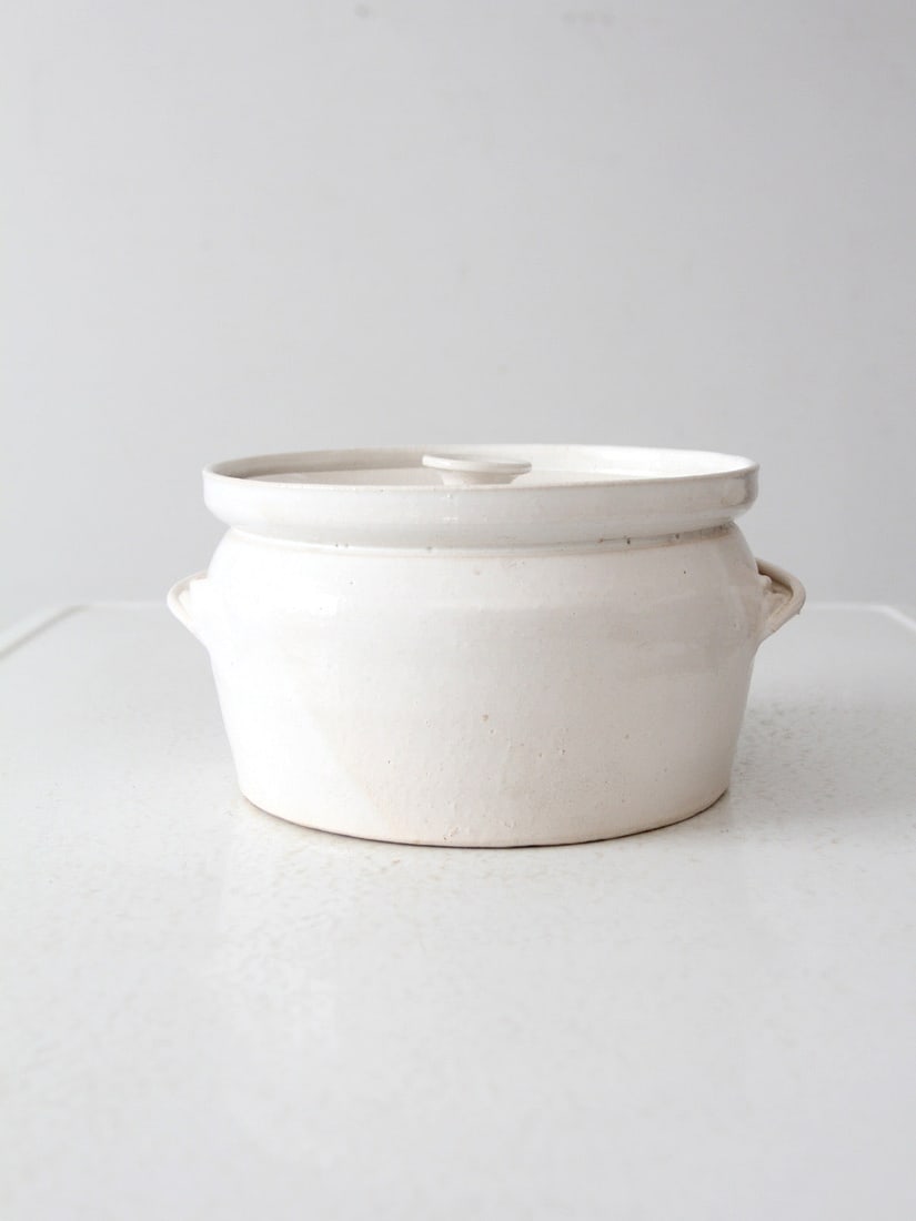 Handmade Vintage Studio Pottery Lidded Bowl with White Glaze: Handmade Vintage Studio Pottery Lidded Bowl with White Glaze This vintage handmade studio pottery lidded bowl features a classic casserole-style shape adorned with a smooth white glaze. The design inc