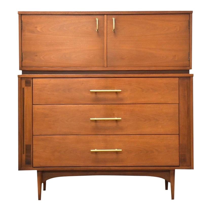 Kroehler Mid Century Walnut Dresser with Brass Pulls: Kroehler Mid Century Walnut Dresser with Brass Pulls This stunning mid-century modern dresser by Kroehler Furniture showcases a beautiful walnut finish complemented by elegant brass drawer pulls and i