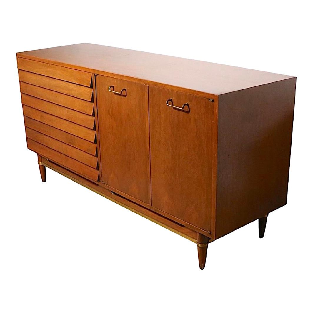 Merton Gershun Mid Century Walnut Dresser American Martinsville 1960s: Merton Gershun Mid Century Walnut Dresser American Martinsville 1960s Discover this classic Mid Century dresser designed by the renowned Merton Gershun for American of Martinsville, dating back to the