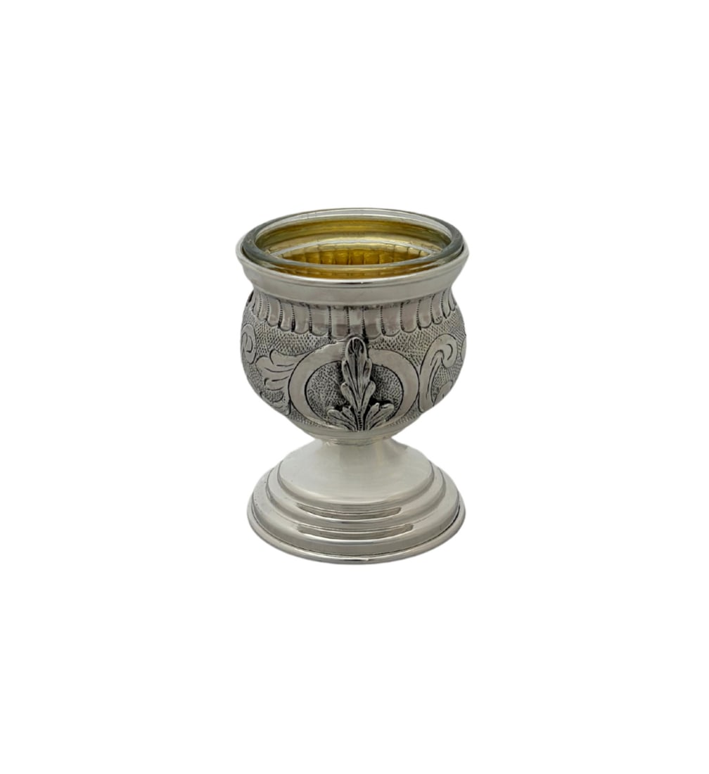 Sterling silver leaf applique salt holder with glass insert: Sterling silver leaf applique salt holder with glass insert This single salt holder is crafted from fine 925 sterling silver and features a handmade leaf applique with chased designs. The piece combin