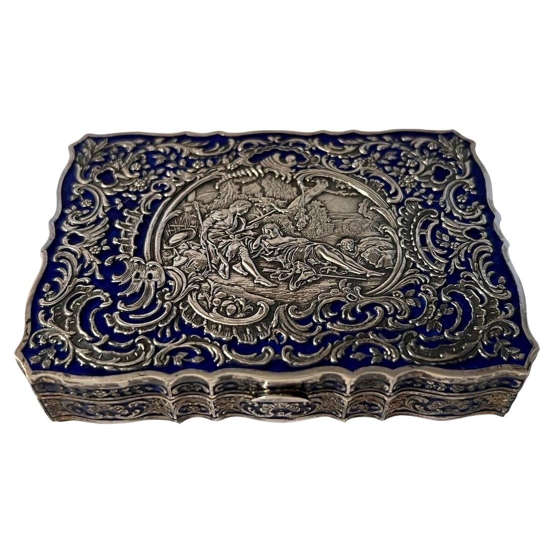 Antique Art Nouveau 985 Sterling Silver Blue Enamel Compact: Antique Art Nouveau 985 Sterling Silver Blue Enamel Compact This exquisite Antique Art Nouveau compact features a graceful design crafted from 985 sterling silver adorned with stunning blue enamel. Th