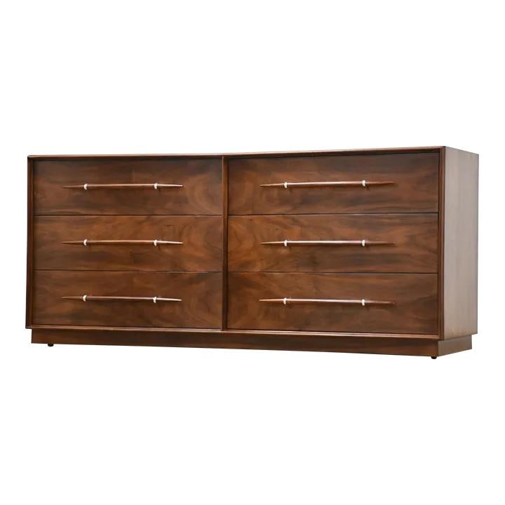 Mid Century Modern Walnut Dresser by Robsjohn Gibbings for Widdicomb: Mid Century Modern Walnut Dresser by Robsjohn Gibbings for Widdicomb Discover a stunning mid-century modern dresser designed by T.H. Robsjohn Gibbings for Widdicomb. This exquisite piece features a ri