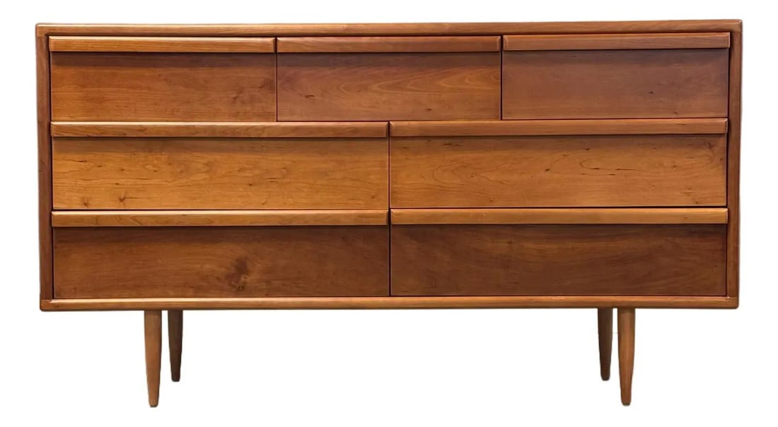 1970s Mid Century Modern Cherry Dresser USA 7 Drawers: 1970s Mid Century Modern Cherry Dresser USA 7 Drawers This exquisite mid-century modern dresser features a rich cherry wood finish and is designed with seven spacious drawers, perfect for ample storag