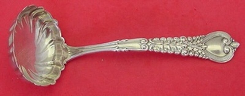 Tiffany & Co Florentine Sterling Silver Gravy Ladle 7 1/4 Inch Fluted Design: Tiffany & Co Florentine Sterling Silver Gravy Ladle 7 1/4 Inch Fluted Design This exquisite gravy ladle from Tiffany & Co. features the elegant Florentine pattern, showcasing a beautifully fluted desi