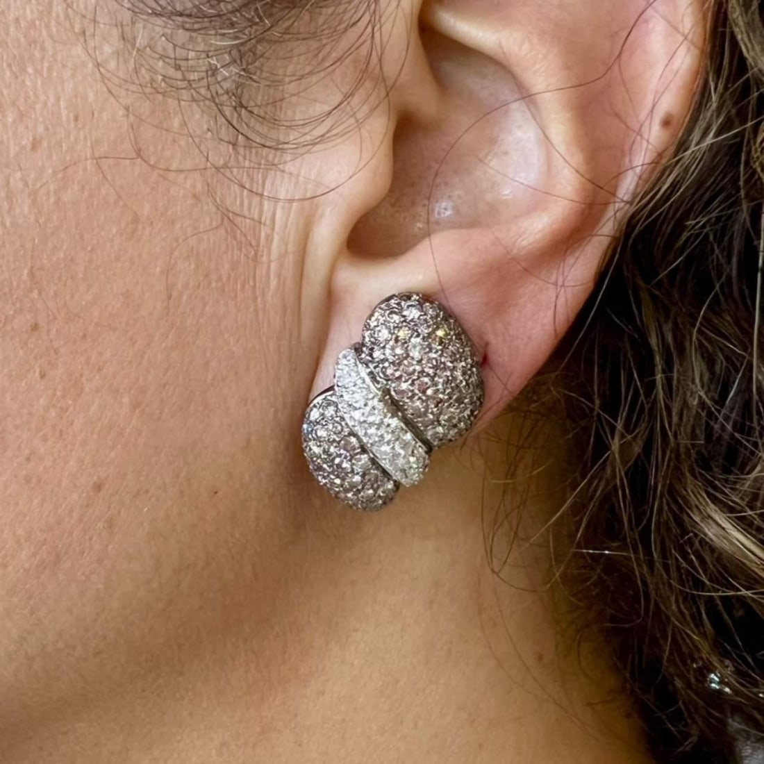 Elegant 18K White Gold Earrings with 36 White and 156 Pink Diamonds: Elegant 18K White Gold Earrings with 36 White and 156 Pink Diamonds These exquisite 18K White Gold Earrings are adorned with a stunning array of diamonds. Featuring 36 white diamonds that weigh a tota
