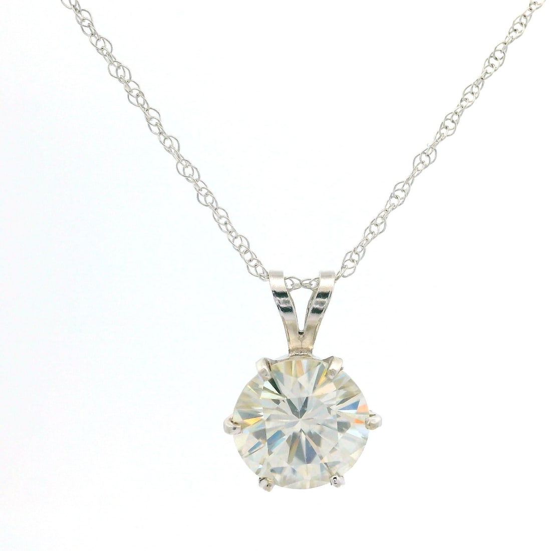 14k White Gold 9.6mm Moissanite Solitaire Necklace Singapore Link: 14k White Gold 9.6mm Moissanite Solitaire Necklace Singapore Link This exquisite necklace features a stunning 9.6mm round brilliant cut moissanite stone, expertly set in solid 14k white gold. The pend