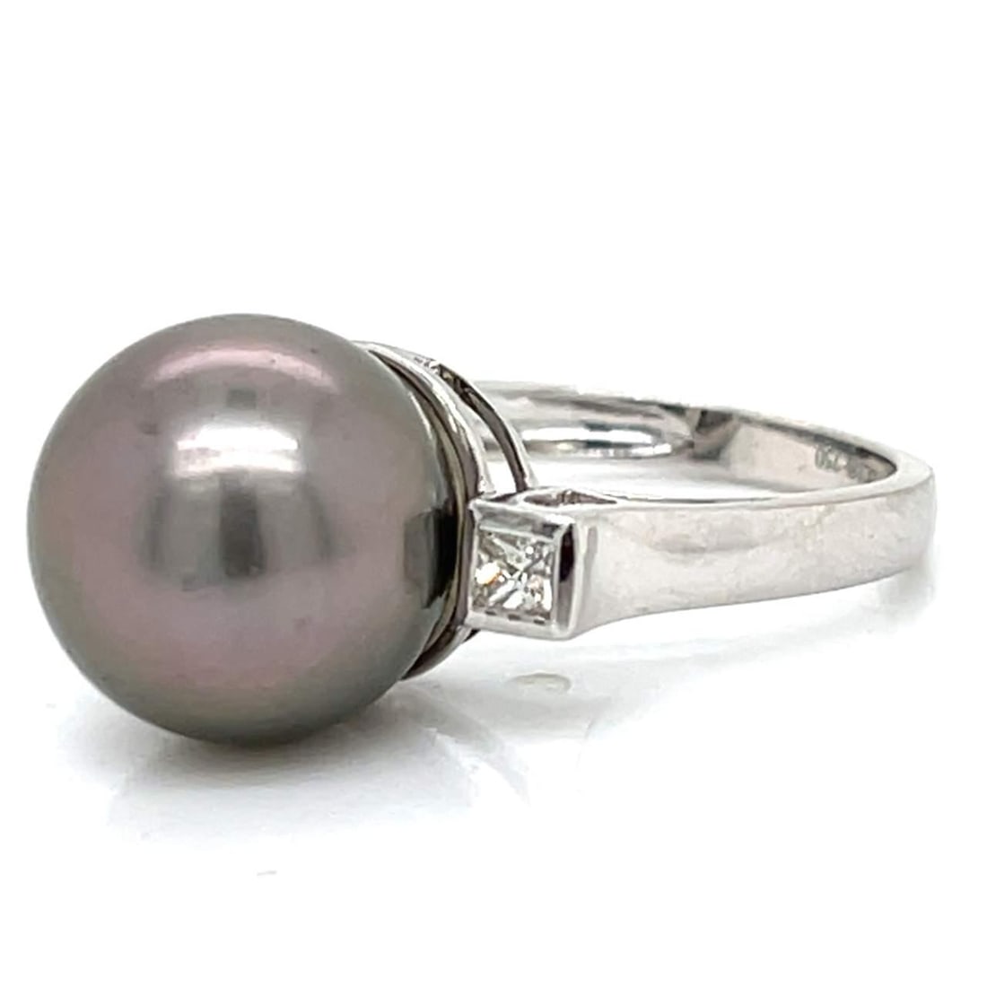 18K White Gold South Sea Pearl Diamond Ring 13mm 0.20 Ct: 18K White Gold South Sea Pearl Diamond Ring 13mm 0.20 Ct This exquisite 18K White Gold ring features a stunning 13.0mm South Sea Pearl, complemented by two sparkling diamonds totaling 0.20 Ct. The dia