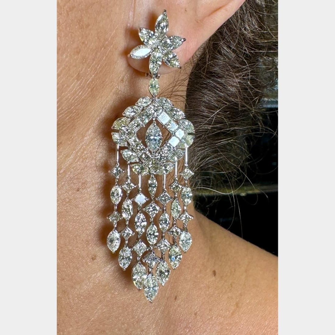 Stunning Platinum 27.54 Ct. Diamond Chandelier Earrings: Stunning Platinum 27.54 Ct. Diamond Chandelier Earrings These exquisite Platinum Chandelier Earrings feature a stunning total diamond weight of 27.54 carats, showcasing a brilliant arrangement of diam