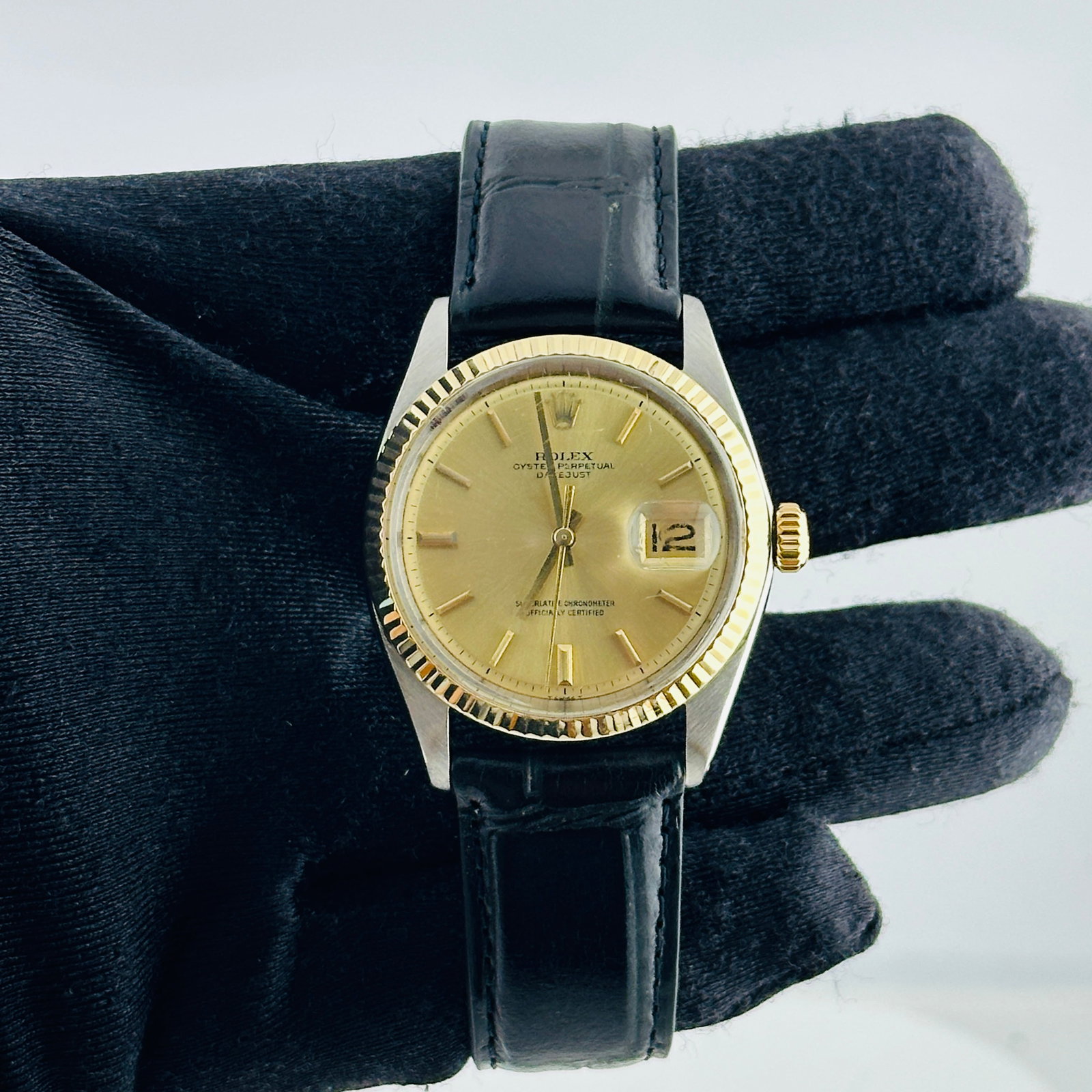 Rolex Datejust 1601 Champagne Stick Dial Leather Band: Rolex Datejust 1601 Champagne Stick Dial Leather Band This Rolex Datejust features a champagne stick dial and a fluted bezel, offering a classic and elegant look. The watch is fitted with a generic le
