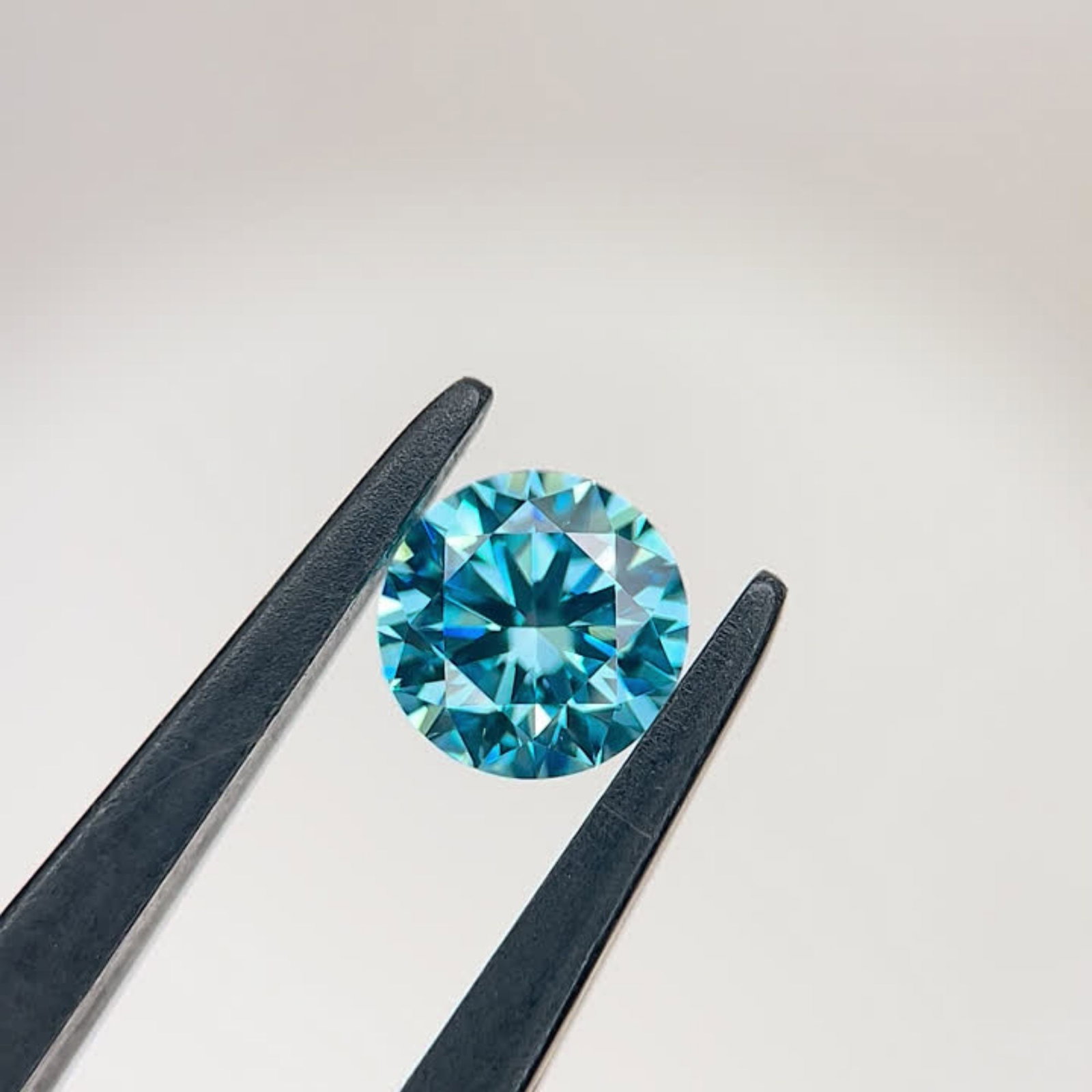 Ideal Loose Diamond - ROUND 0.99ct Fancy Vivid Blue VVS2: Ideal Loose Diamond - ROUND 0.99ct Fancy Vivid Blue VVS2 Source: This is a real non-mined Diamond that has been grown in a lab Shape: ROUND Carats: 0.99 Color: Fancy Vivid Blue Certification: IGI Vide
