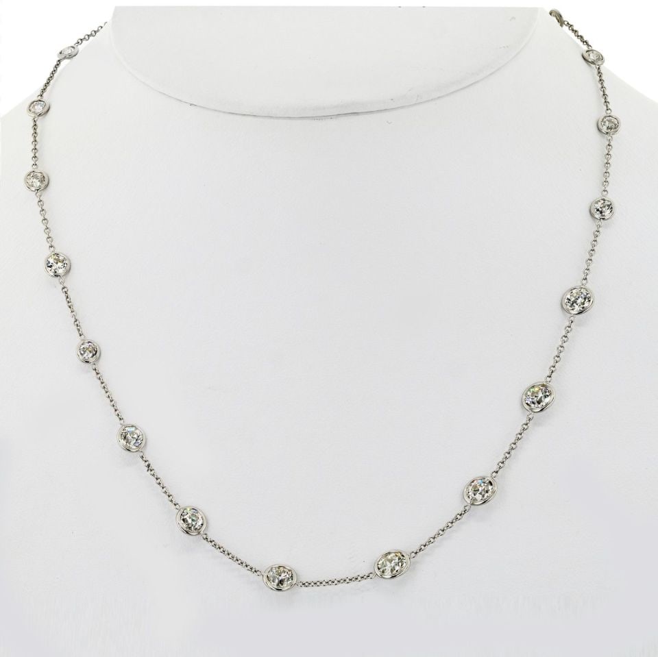 Elegant Platinum Necklace with 9.6 Carats of Diamonds: Elegant Platinum Necklace with 9.6 Carats of Diamonds This exquisite platinum necklace features a substantial weight of 8.6 grams, showcasing the luxurious appeal of platinum. Adorning the piece are d
