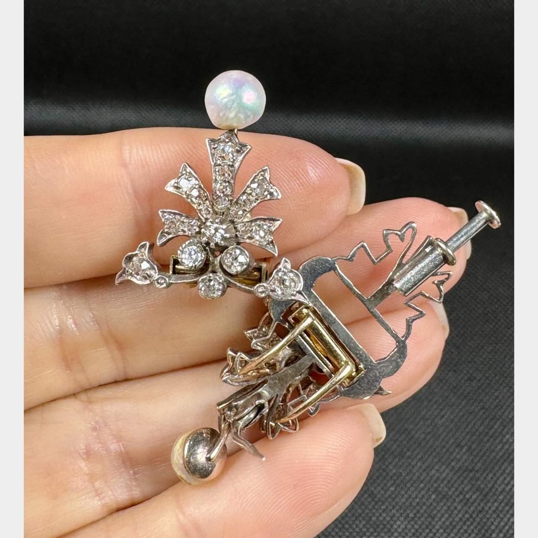 Antique Platinum 18K Diamond Brooch with Natural Pearls 2 Inches: Antique Platinum 18K Diamond Brooch with Natural Pearls 2 Inches This exquisite Antique Platinum & 18K Diamond Double Clips Brooch showcases a stunning design that is both elegant and timeless. Weighi