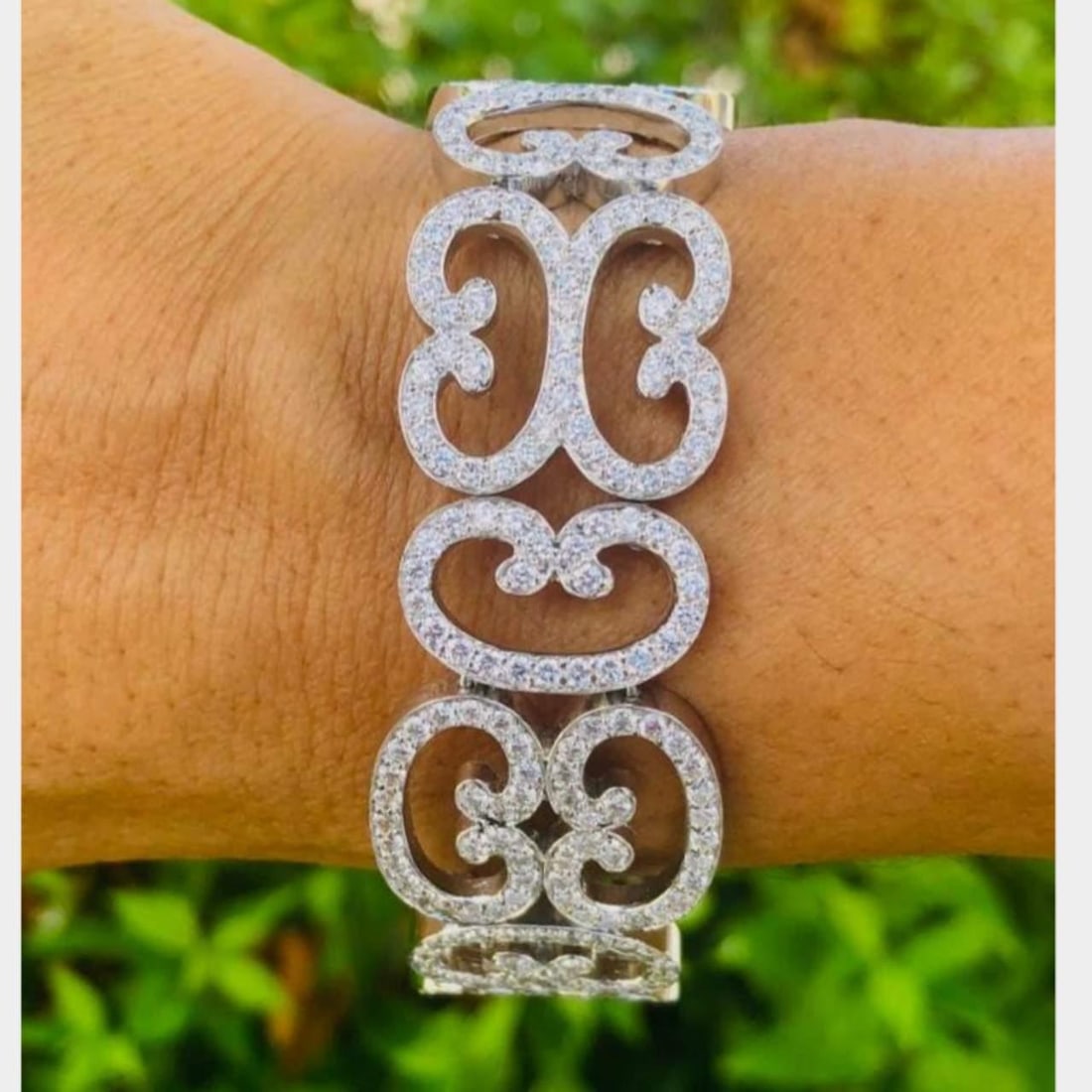 10.57 Carat Diamond Bracelet in 18K White Gold for 7 Inch Wrist: 10.57 Carat Diamond Bracelet in 18K White Gold for 7 Inch Wrist This bracelet is crafted from 18K white gold and set with 10.57 carats of diamonds featuring E-F color and VS1-SI1 clarity. It is design