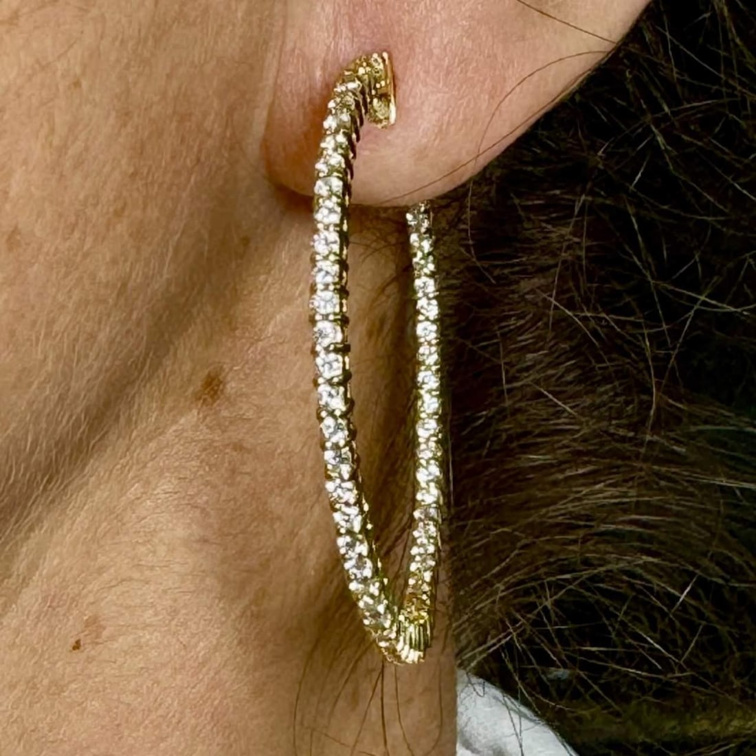 18K Yellow Gold 122 Diamonds 2.70 Ct Hoop Earrings: 18K Yellow Gold 122 Diamonds 2.70 Ct Hoop Earrings These stunning hoop earrings are crafted from 18K yellow gold and feature a total of 122 diamonds with a combined weight of approximately 2.70 carats