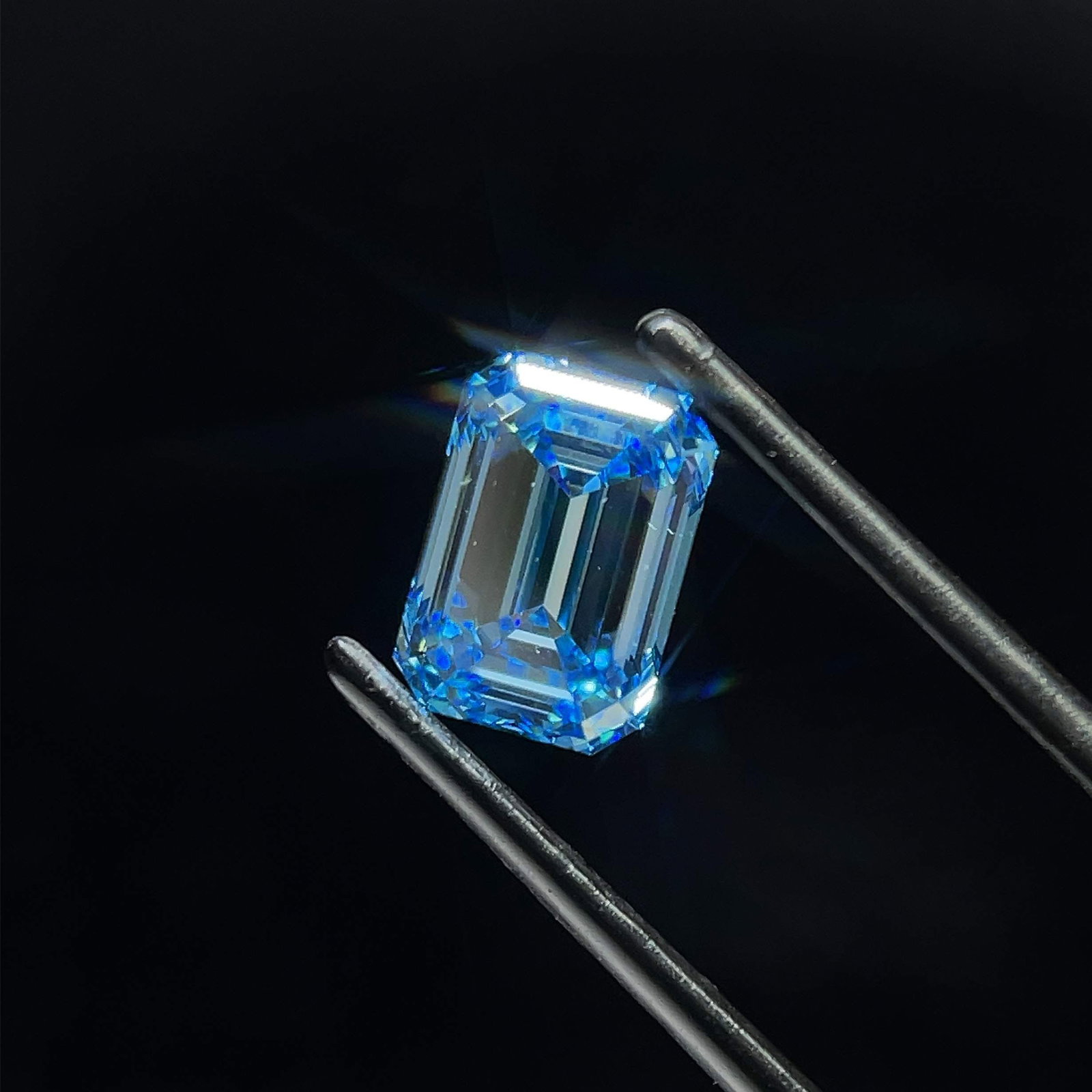Loose Diamond - EMERALD 2.04ct Fancy Vivid Blue VS1: Loose Diamond - EMERALD 2.04ct Fancy Vivid Blue VS1 Source: This is a real non-mined Diamond that has been grown in a lab Shape: EMERALD Carats: 2.04 Color: Fancy Vivid Blue Certification: IGI Video: