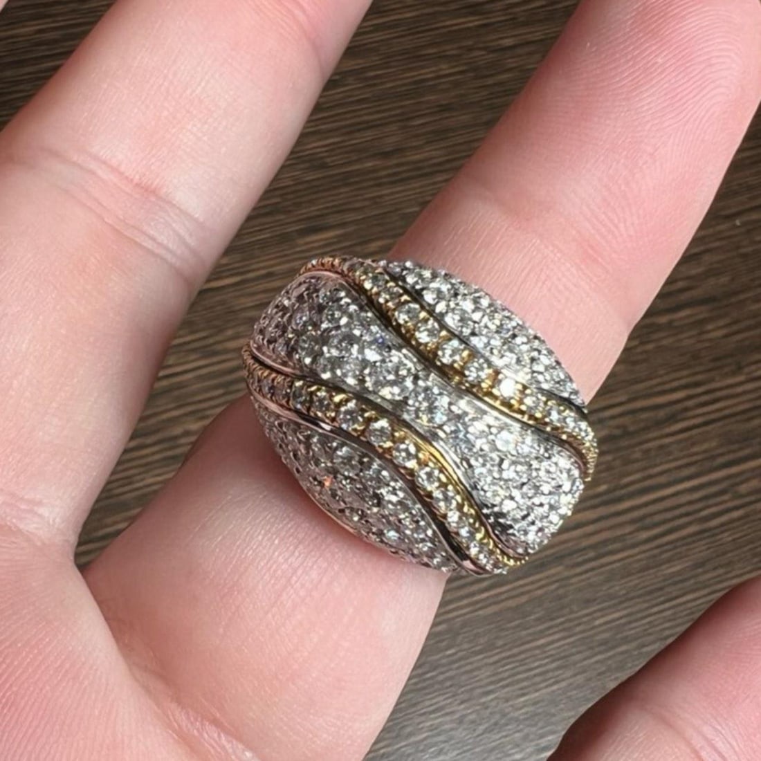 DAMIANI 18K White Gold Diamond Ring 5.10 Ct 183 Diamonds: DAMIANI 18K White Gold Diamond Ring 5.10 Ct 183 Diamonds This stunning DAMIANI ring is crafted from luxurious 18K white gold and features a remarkable total of 183 diamonds, weighing approximately 5.1
