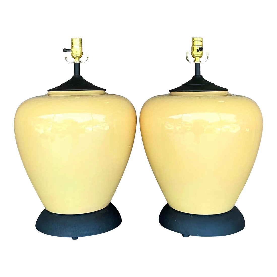 Pair of Yellow Glazed Ceramic Table Lamps with Black Bases Postmodern Style: Pair of Yellow Glazed Ceramic Table Lamps with Black Bases Postmodern Style This pair of vintage ceramic table lamps showcases bold color contrasts and sophisticated design inspired by Postmodern aest