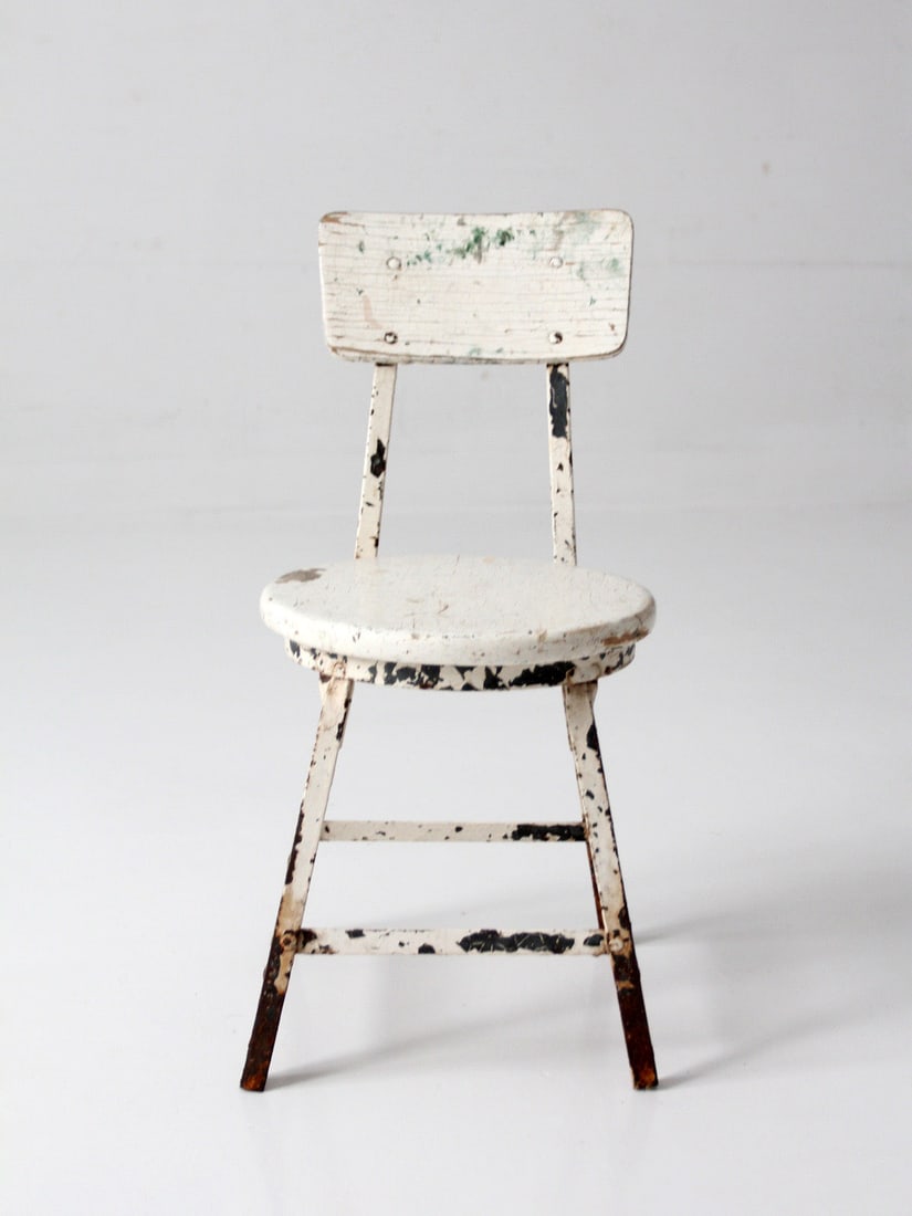 Painted Wood and Metal Early Schoolhouse Child Chair Circa 1930s-1950s: Painted Wood and Metal Early Schoolhouse Child Chair Circa 1930s-1950s This vintage child's chair features a painted wood seat and back set on a sturdy metal frame, inspired by early schoolhouse desig