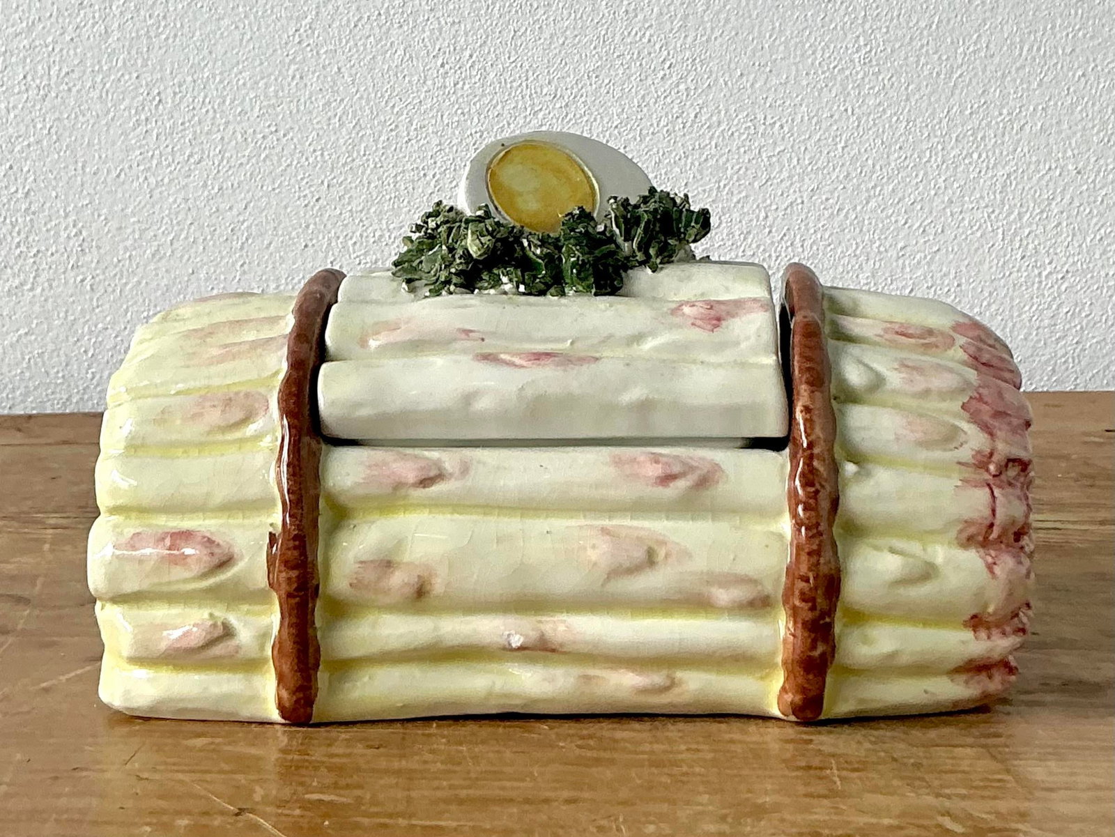 Italian Majolica Trompe l'Oeil Asparagus Ceramic Box with Lid: Italian Majolica Trompe l'Oeil Asparagus Ceramic Box with Lid This vintage Italian majolica lidded asparagus bowl showcases the trompe l'oeil tradition, meticulously handcrafted to resemble a bundle o