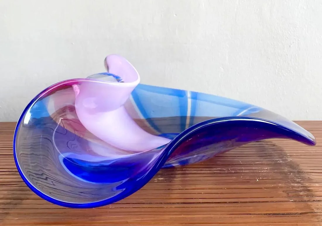 Seguso for Oggetti Handblown Murano Glass Bowl Lavender Cobalt 14x18: Seguso for Oggetti Handblown Murano Glass Bowl Lavender Cobalt 14x18 Experience the enchanting beauty of this Vintage Italian Monumental Handblown Seguso for Oggetti Glass Bowl. Featuring a captivatin