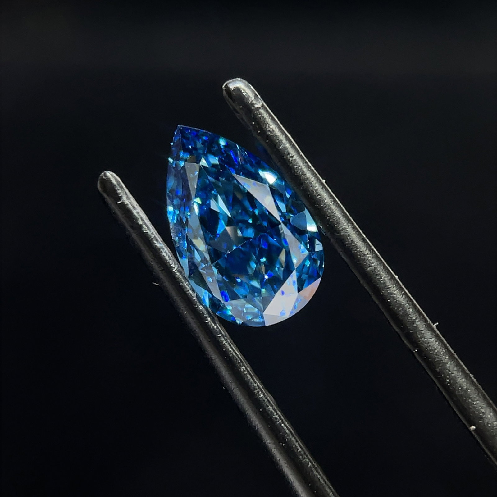 Loose Diamond - PEAR 1.19ct Blue SI1: Loose Diamond - PEAR 1.19ct Blue SI1 Source: This is a real non-mined Diamond that has been grown in a lab Shape: PEAR Carats: 1.19 Color: Blue Certification: NONE PLEASE NOTE: Framed, Large, or heavy
