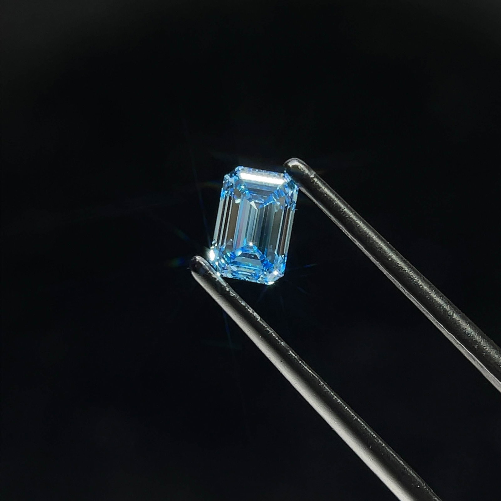 Loose Diamond - EMERALD 0.74ct Fancy Vivid Blue VS2: Loose Diamond - EMERALD 0.74ct Fancy Vivid Blue VS2 Source: This is a real non-mined Diamond that has been grown in a lab Shape: EMERALD Carats: 0.74 Color: Fancy Vivid Blue Certification: IGI Video:
