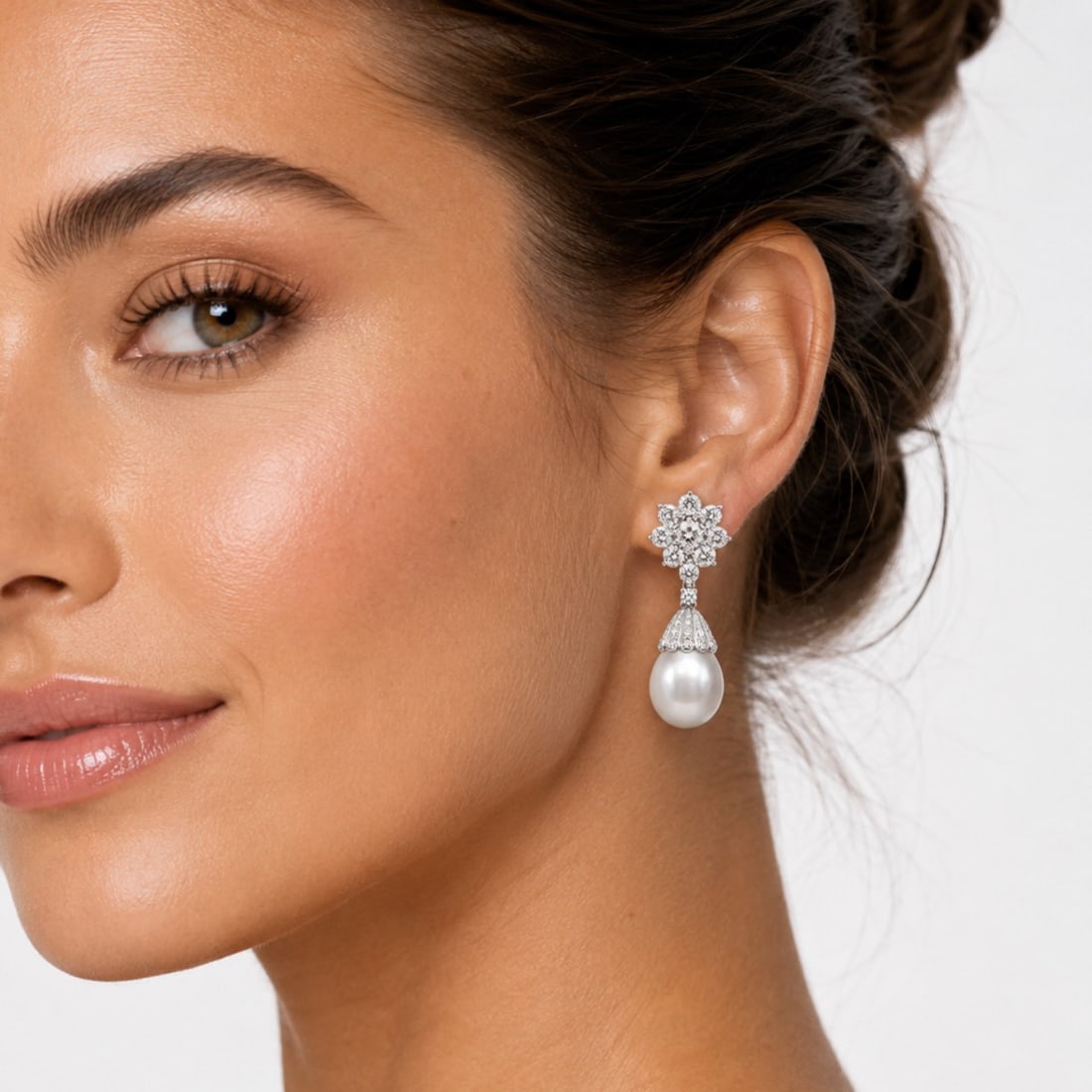 South Sea Pearl Diamond Earrings 18K White Gold 8.25 Ct: South Sea Pearl Diamond Earrings 18K White Gold 8.25 Ct These elegant earrings are crafted from 18K white gold and feature a total of 8.25 carats of diamonds and two South Sea pearls. The diamonds are