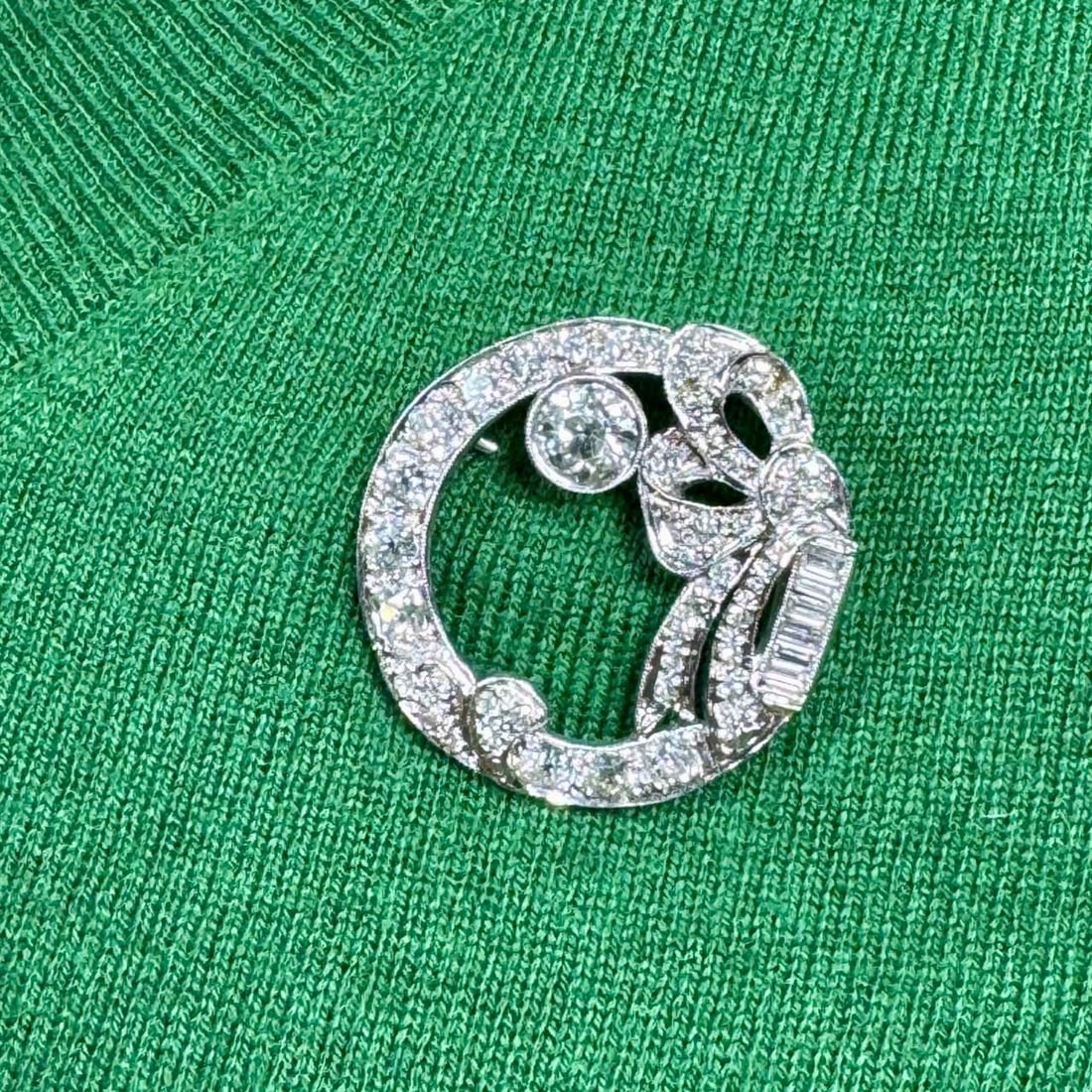 Art Deco Platinum Diamond Brooch 3.35 Ct Vintage Elegance: Art Deco Platinum Diamond Brooch 3.35 Ct Vintage Elegance This exquisite Art Deco brooch is crafted in platinum and features a stunning total diamond weight of 3.35 Ct. At its center is an approximate