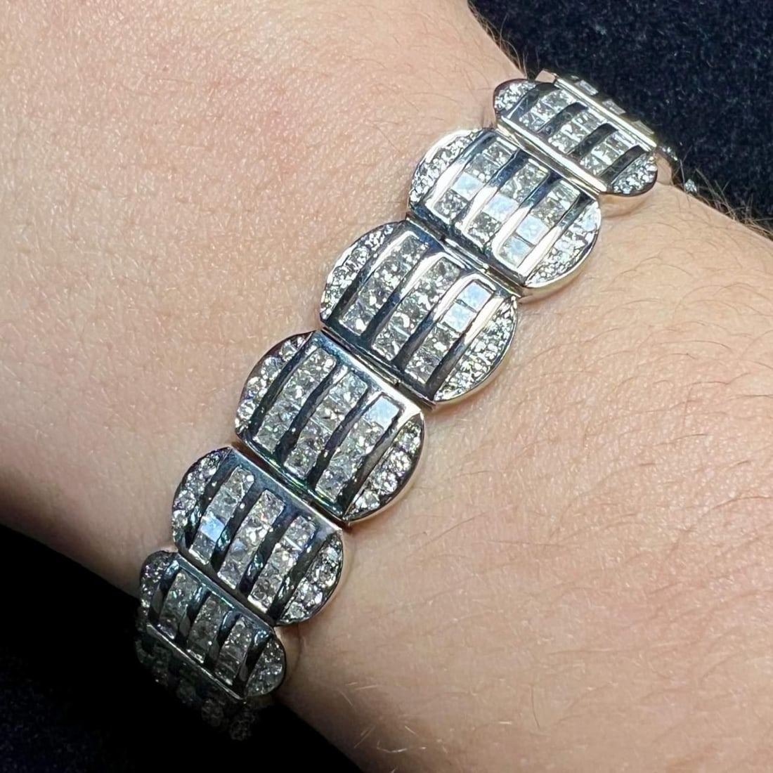 18K White Gold 13.50 Ct Diamond Bracelet 239 Diamonds H-I VS1-SI2: 18K White Gold 13.50 Ct Diamond Bracelet 239 Diamonds H-I VS1-SI2 This exquisite bracelet features 18K white gold and boasts a stunning total diamond weight of 13.50 carats. It is adorned with 239 dia