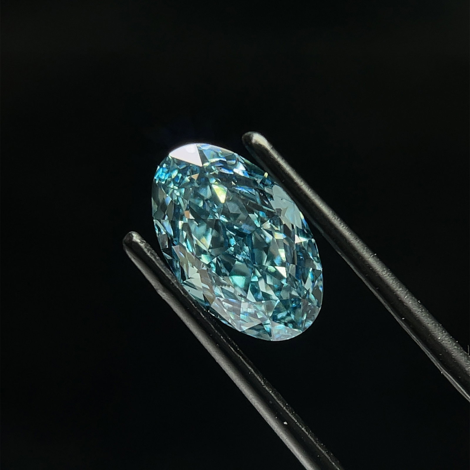 Loose Diamond - OVAL 2.47ct Blue VS1: Loose Diamond - OVAL 2.47ct Blue VS1 Source: This is a real non-mined Diamond that has been grown in a lab Shape: OVAL Carats: 2.47 Color: Blue Certification: NONE PLEASE NOTE: Framed, Large, or heavy
