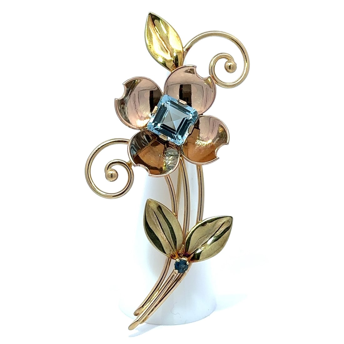 Tiffany & Co. 14k Rose Gold Sapphire Aquamarine Flower Brooch: Tiffany & Co. 14k Rose Gold Sapphire Aquamarine Flower Brooch This exquisite vintage brooch from Tiffany & Co. showcases a stunning floral design featuring a natural sapphire and aquamarine. The main 