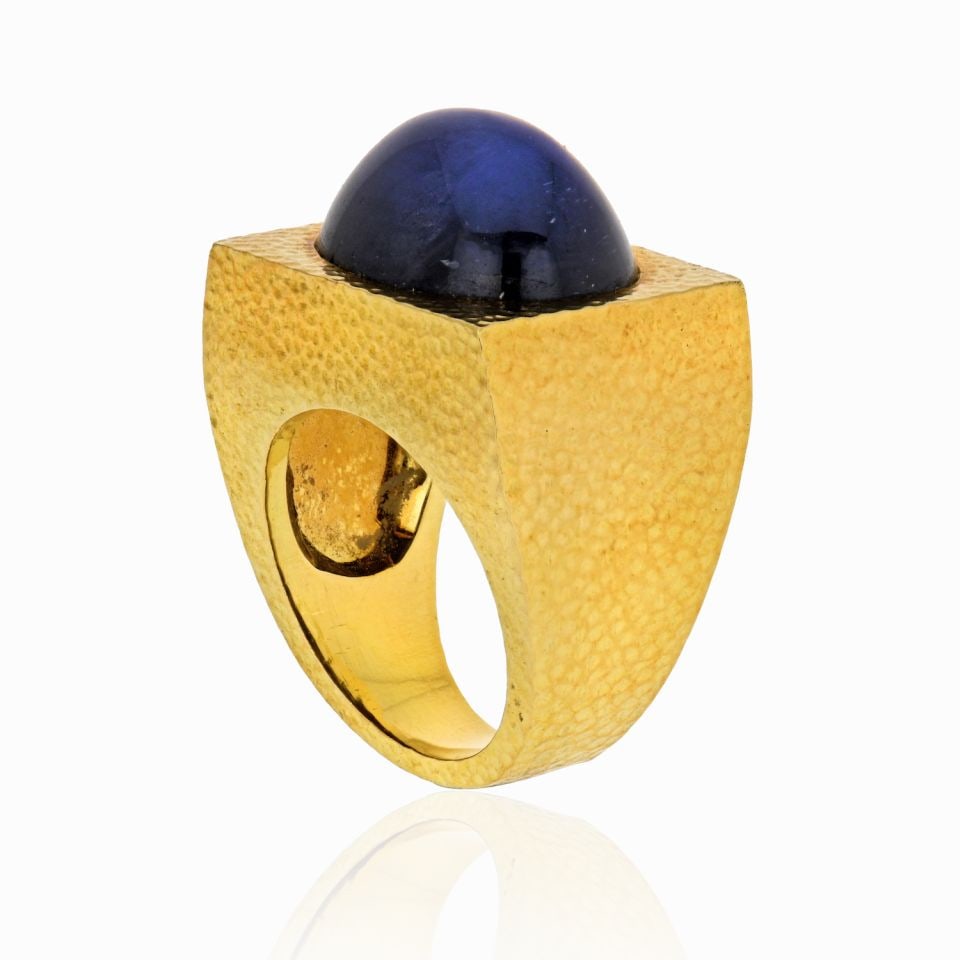 David Webb 18K Yellow Gold Hammered Star Sapphire Ring Size 7.5: David Webb 18K Yellow Gold Hammered Star Sapphire Ring Size 7.5 This exquisite estate ring by David Webb features a stunning oval cabochon star sapphire with a lustrous grey hue, elegantly set atop a 