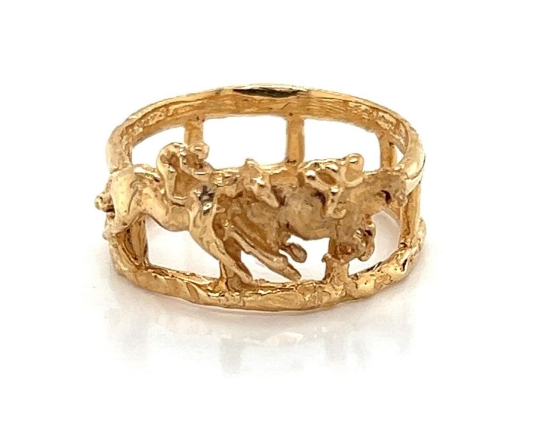 Lisa Perry 14k Gold Equestrian Band Ring Size 4: Lisa Perry 14k Gold Equestrian Band Ring Size 4 This Lisa Perry ring is crafted from solid 14k yellow gold and features a wide band with a detailed jockey and horse motif. The sculptural design showca