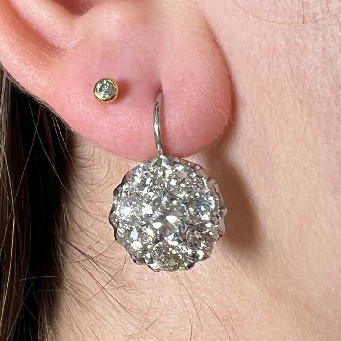 18K Yellow Gold Platinum 4.00 Ct Diamond Earrings Elegant Design: 18K Yellow Gold Platinum 4.00 Ct Diamond Earrings Elegant Design Elegantly crafted, these 18K Yellow Gold and Platinum earrings feature a stunning total of 4.00 carats of diamonds. The central two dia