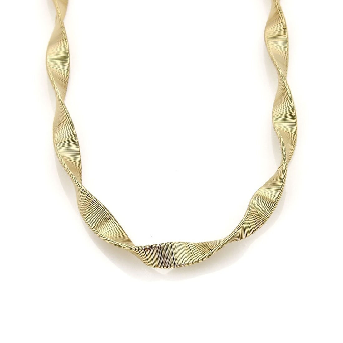 14k Yellow Gold Twisted Choker Necklace 18 Inches: 14k Yellow Gold Twisted Choker Necklace 18 Inches This vintage choker necklace is crafted from solid 14k yellow gold and features an elegant twisted design that adds texture and movement. With its pol