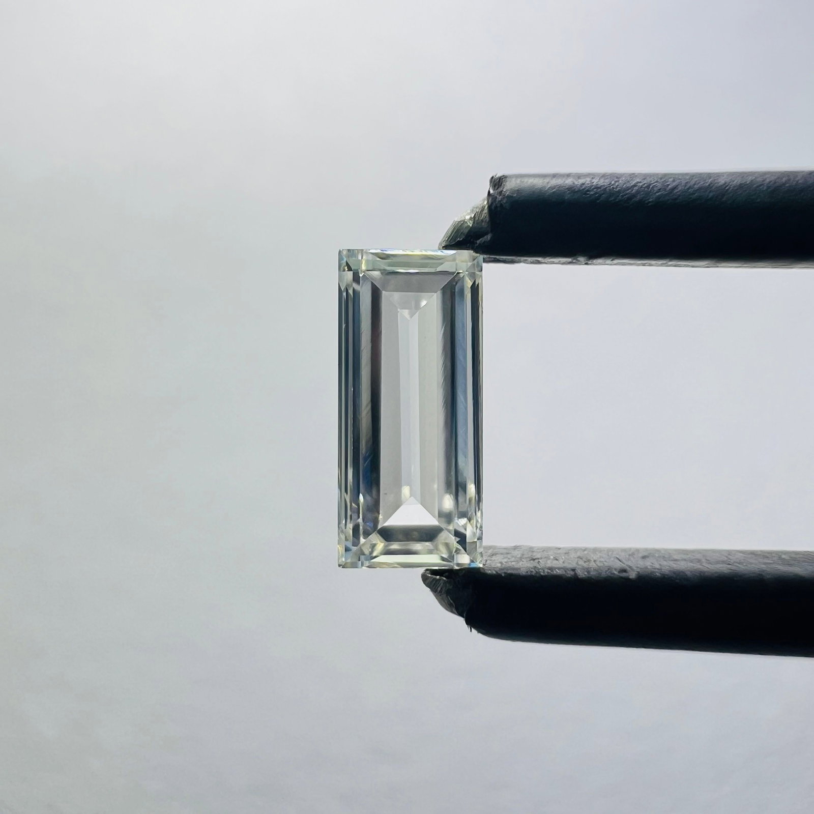 Loose Diamond - BAGUETTE 0.3ct H VS1: Loose Diamond - BAGUETTE 0.3ct H VS1 Source: This is a real non-mined Diamond that has been grown in a lab Shape: BAGUETTE Carats: 0.3 Color: H Clarity: VS1 Certification: NONE PLEASE NOTE: Framed, La
