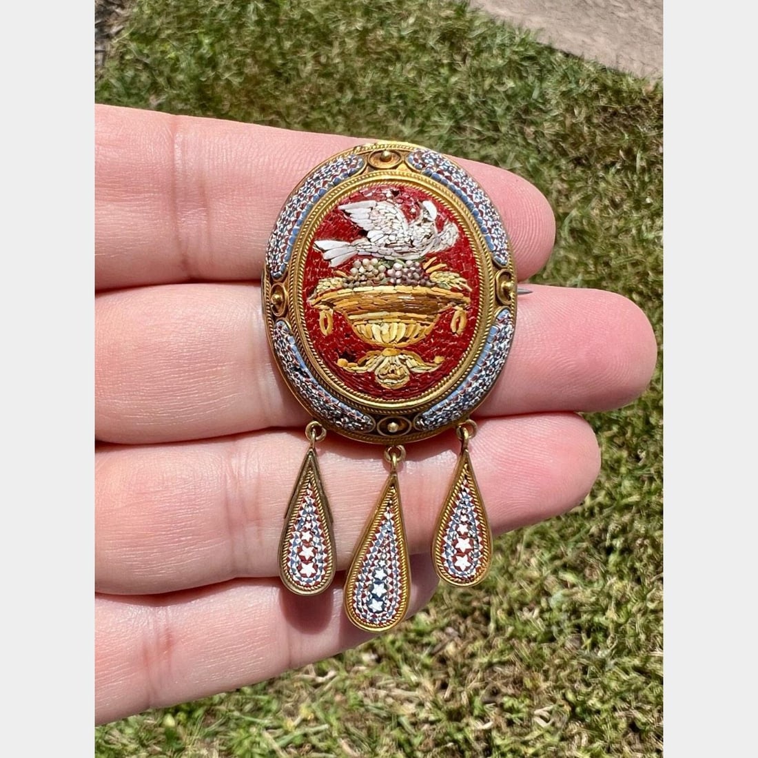 Antique 19th Century 18K Yellow Gold Italian Brooch with Roman Hallmarks: Antique 19th Century 18K Yellow Gold Italian Brooch with Roman Hallmarks This exquisite antique brooch dates back to the 19th century and is crafted from 18K yellow gold. With a weight of 13.5 grams, 