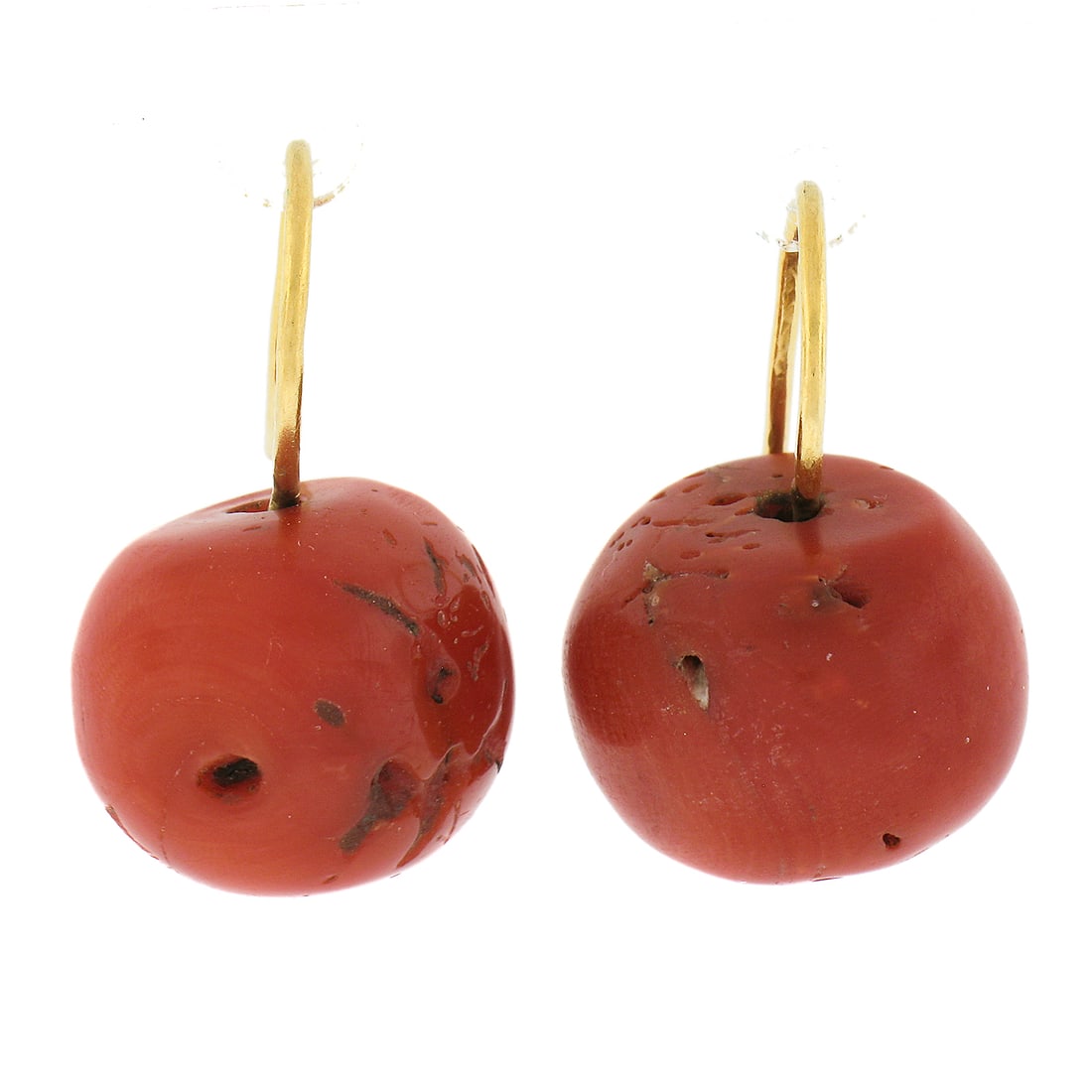 Vintage 21k Yellow Gold GIA Coral Drop Earrings with Natural Beads: Vintage 21k Yellow Gold GIA Coral Drop Earrings with Natural Beads These exquisite vintage drop earrings are crafted from solid 21k yellow gold and feature two stunning natural coral beads. Each cylin