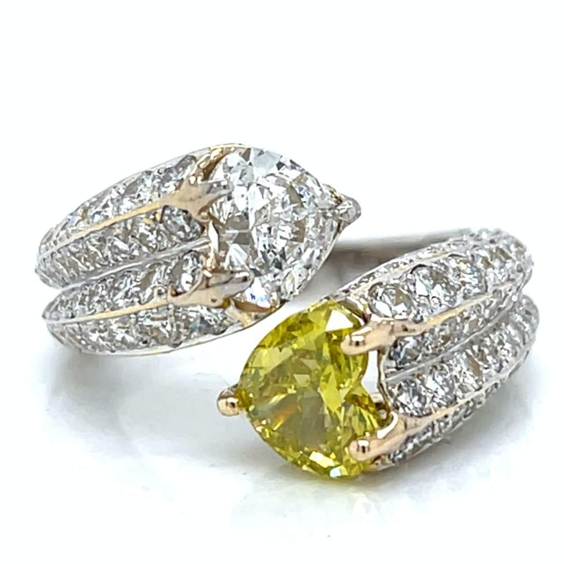 Stunning 18K White Gold Irradiated Diamond Ring 1.50 Ct: Stunning 18K White Gold Irradiated Diamond Ring 1.50 Ct This exquisite 18K White Gold Irradiated Diamond Ring showcases a stunning combination of diamonds that will capture attention. The centerpiece 