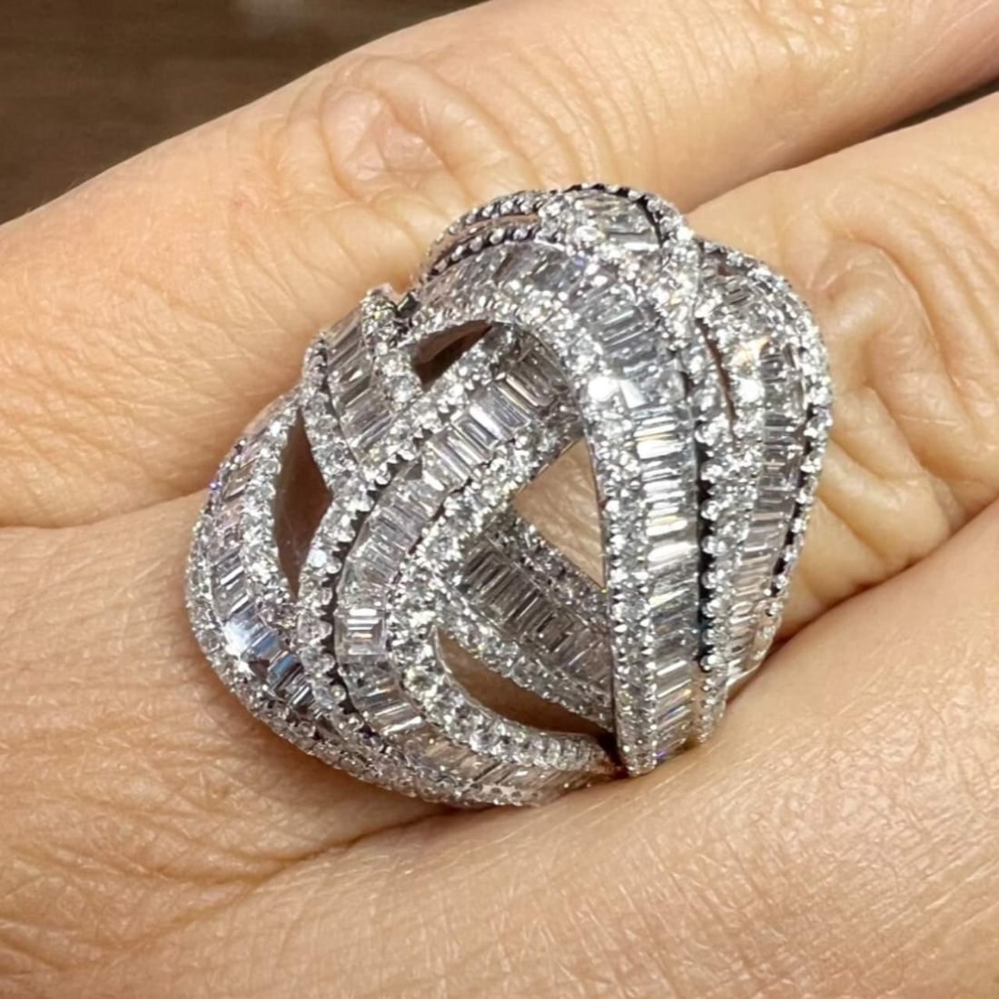 Stunning 18K White Gold 417 Diamond Cocktail Ring 4.23 Ct: Stunning 18K White Gold 417 Diamond Cocktail Ring 4.23 Ct This exquisite 18K white gold cocktail ring showcases a stunning array of 417 diamonds, totaling an impressive weight of 4.23 carats. The diam