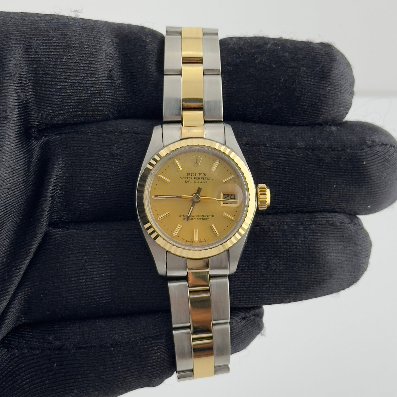 1978 Rolex 6917 Datejust Ladies Champagne Stick Dial Oyster Bracelet Papers: 1978 Rolex 6917 Datejust Ladies Champagne Stick Dial Oyster Bracelet Papers This Rolex Datejust Ref 6917 is a ladies' timepiece featuring a champagne stick dial, fluted bezel, and an Oyster bracelet. 