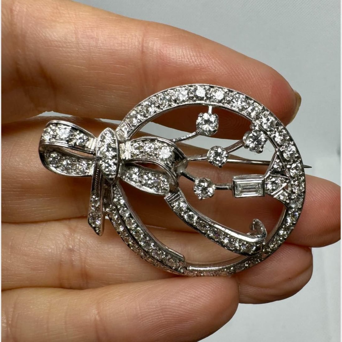 Art Deco Platinum Brooch 4.30 Ct Diamond 69 Stones: Art Deco Platinum Brooch 4.30 Ct Diamond 69 Stones This exquisite Art Deco brooch is crafted in platinum and features a stunning array of diamonds. Weighing 21.6 grams, it is set with a total of 69 di