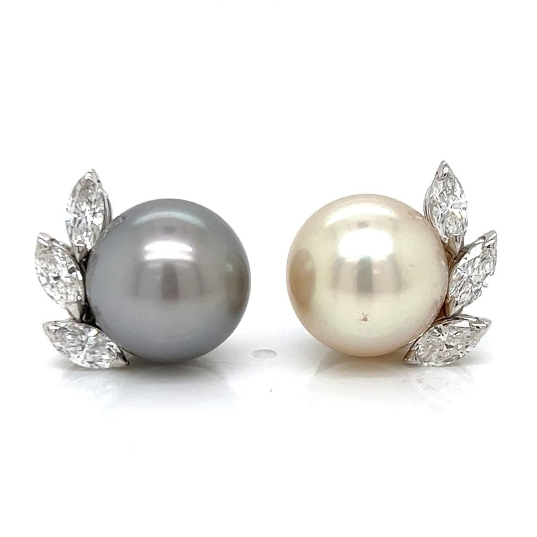 18K White Gold South Sea Pearl Diamond Earrings 1.65 Ct D-F VVS-VS: 18K White Gold South Sea Pearl Diamond Earrings 1.65 Ct D-F VVS-VS These exquisite 18K White Gold earrings showcase stunning South Sea pearls and brilliant diamonds. Each earring features a luxurious 
