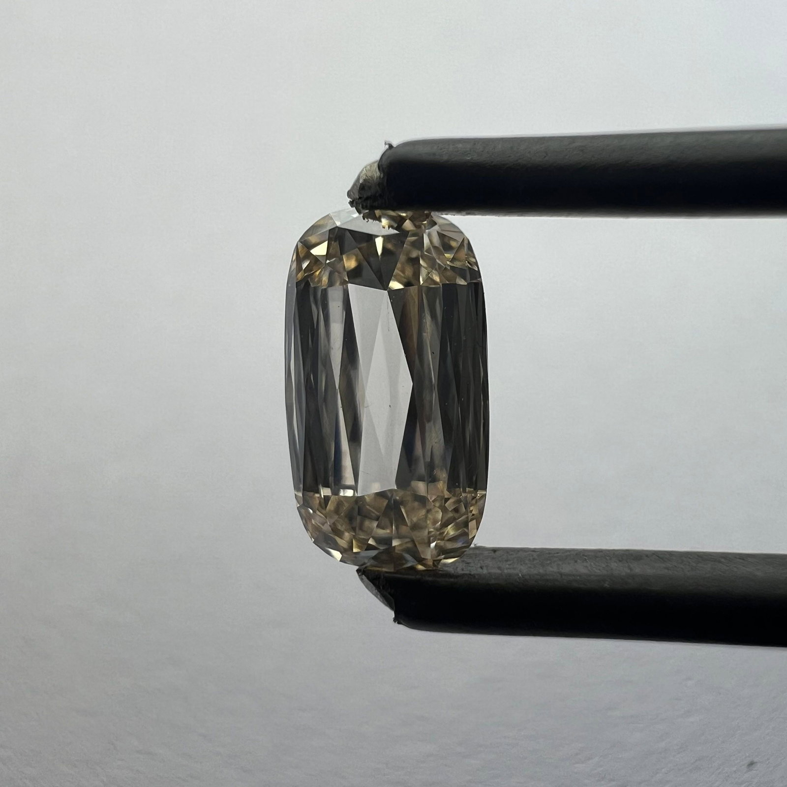 Loose Diamond - CUSHION BRILLIANT 0.85ct I VS1: Loose Diamond - CUSHION BRILLIANT 0.85ct I VS1 Source: This is a real non-mined Diamond that has been grown in a lab Shape: CUSHION BRILLIANT Carats: 0.85 Color: I Clarity: VS1 Certification: NONE PLE